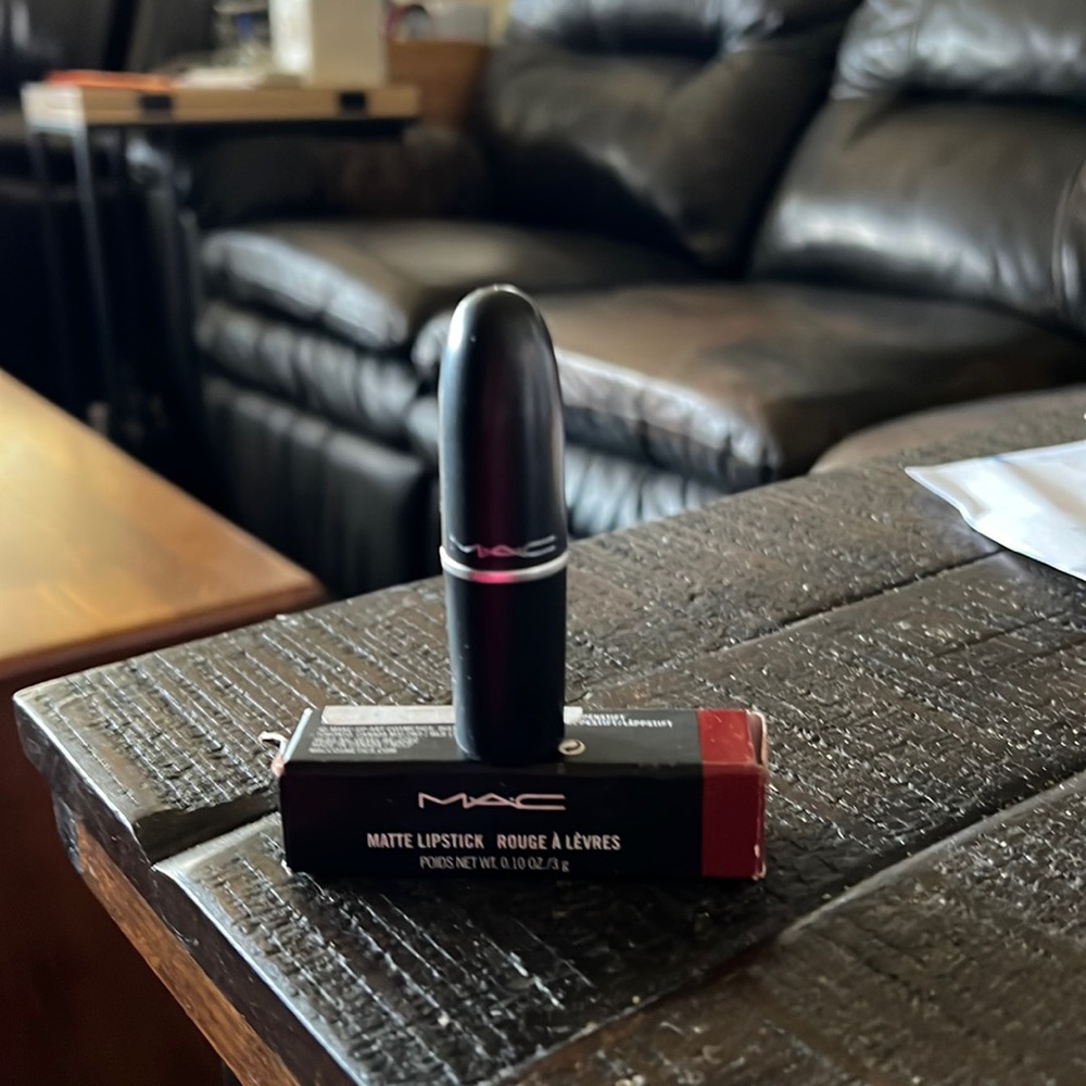 MAC MATTE LIPSTICK ROUGE A’ LEVRES Lipstick
Chili Brand New Full Size
